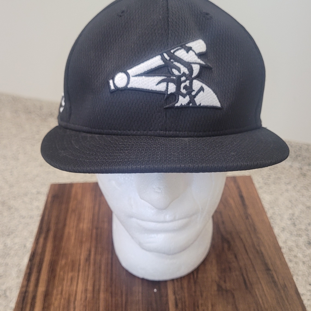 New Era Black 59FIFTY Black And White Chicago White Sox Cap